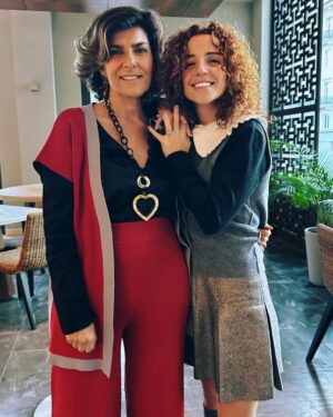 Inês Herédia Instagram - E agora se fazem favor, fazem uma pausa no vosso dia para dar os parabéns à rainha desta m*rda toda, a senhora minha mãe. Que por coincidência ou tradição faz anos no mesmo dia da minha avó, do meu tio Jorge, e da minha prima @franciscaheredia . Porque nos Herédias não se herdam receitas, herdam-se datas. Mulher de armas, das tecnologias, de alguns momentos de vergonha alheia, com a missão de vida de ser feliz e de garantir a felicidade daqueles que ama. Generosa, lutadora, curiosa, mãe de 2+2, avó de 7, mas acima de tudo, alguém que sobreviveu à minha adolescência que começou aos 7 e ainda não há confirmações absolutas de ter acabado. Isso sim é de louvar e deveria dar direito a feriado nacional. Por favor os vossos sinceros votos de mais 60 a dançar em cima dos problemas da vida para que eu um dia consiga fazer igual. I love you Mummy, morro de orgulho. 🍾