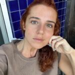 Inês Herédia Instagram - Esta sou eu a fingir que estou a supervisionar os 3min de pausa no dia de hoje. Os miúdos estiveram no kids Club, nós lemos, eles andaram de bicicleta, demos 765 mergulhos, fizemos todos a sesta, andaram de bicicleta outra vez, mais 30 mergulhos, já está tudo de banho tomado e creme no corpo. Aqueles 3min em que não é preciso fazer nada, já está toda a gente pronta e só se ouvem os pássaros nas árvores. Somos tão felizes na Ria Formosa. @robinsonclub 🤍 ROBINSON QUINTA DA RIA