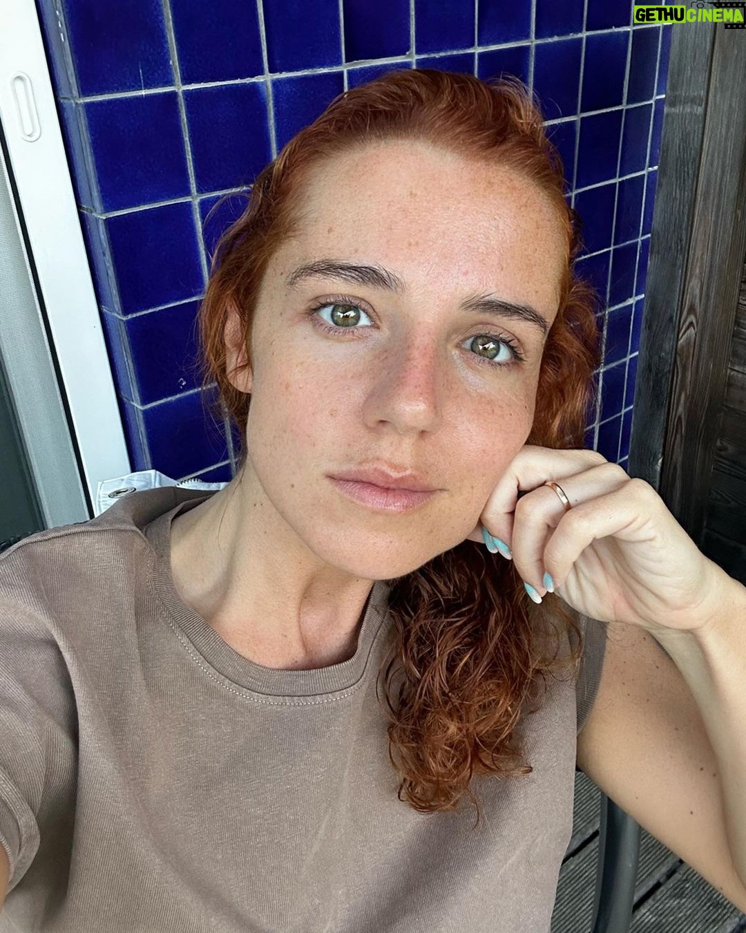 Inês Herédia - 3K Likes - Esta sou eu a fingir que estou a supervisionar os 3min de pausa no dia de hoje. Os miúdos estiveram no kids Club, nós lemos, eles andaram de bicicleta, demos 765 mergulhos, fizemos todos a sesta, andaram de bicicleta outra vez, mais 30 mergulhos, já está tudo de banho tomado e creme no corpo. Aqueles 3min em que não é preciso fazer nada, já está toda a gente pronta e só se ouvem os pássaros nas árvores.
Somos tão felizes na Ria Formosa.
@robinsonclub 🤍