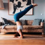 Inês Herédia Instagram - Segunda-feira: ninguém acorda a horas decentes; um precisa mesmo de encontrar um lego específico; outro entorna iogurte na farda; eu não chego a tempo ao yoga mas pratico em casa se não dá 💩. Boa semana a toda a gente 😃