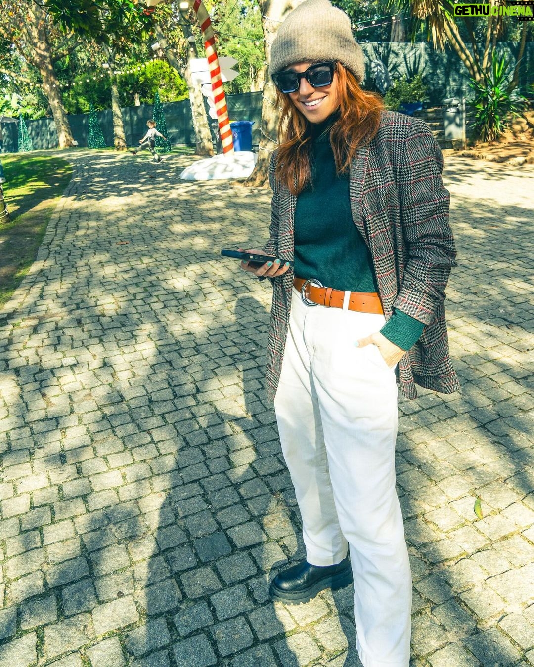 Inês Herédia - 2.1K Likes - Só para dizer que hoje não parti nada, que me vesti igual aos miúdos e que o melhor sabor do Santini continua a ser manga e framboesa embora ninguém na família concorde - como se vê.