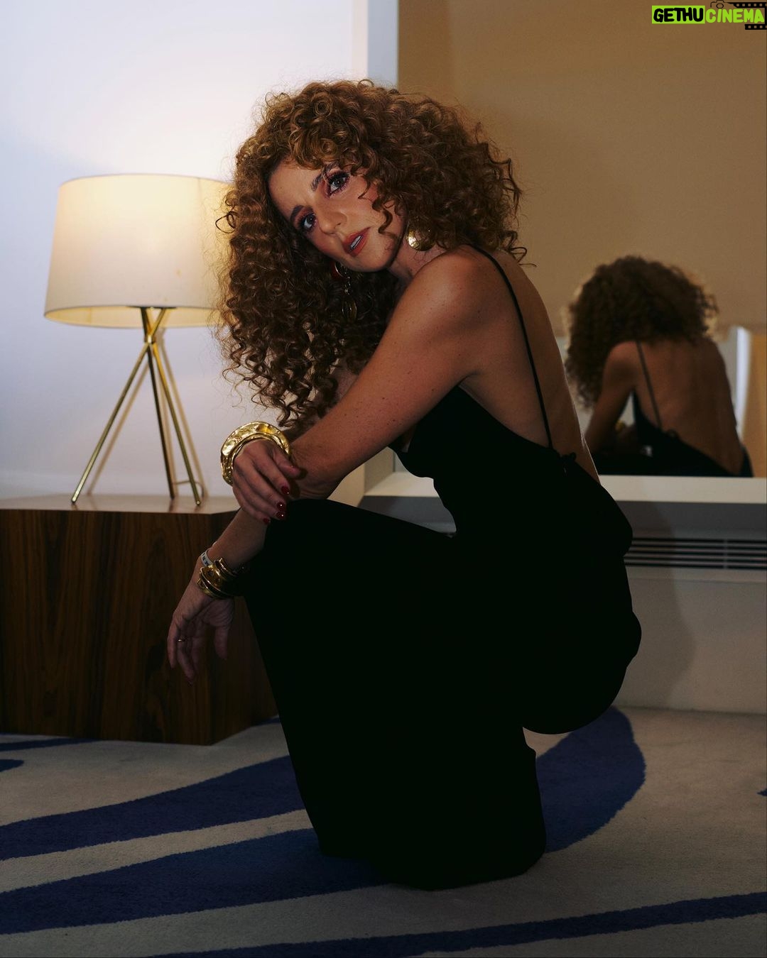 Inês Herédia - 2.4K Likes - iconic
/ʌɪˈkɒnɪk/
They’re effortless and they are, above all, what we make of them.
Jumpsuit @maisonvalentino @stivali_lisboa
Hair @griffehairstyle @helenavazpereira
MakeUp @sandra_melo_makeup
Jewelry @ysl @stivali_lisboa
Shoes @ysl
Styling @paulachristinamoldes
Photo @tiagobpestana