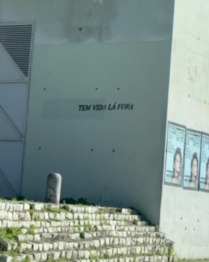 Inês Herédia Instagram - Uma semana meia tripolar em que percebi que se me vestir de época, os meus filhos levam-me mais a sério como se pode ver nas alíneas 1) e 2). Na alínea 3) não domino a língua mas domino a dor. Na alínea 4) a personagem chama-se Mónica e tem andado de mãos dadas comigo durante algumas noites. Na alínea 5) os tempos da @margarida_vila_nova_ no Matilha são tão bons que tive de gravar um bocadinho 🫠. Na alínea 6) acho que é fake news; na 7) aceito tranquilo este kit @dior; na 8) gostava que alguém me desse uma explicação lógica para Anna Soror ainda não ter sido adaptado para cinema; na 9) está tudo bem, era só mesmo para documentar como fico esquisita quando não durmo; e na 10) tenho muita sorte por fazer o que faço e poder de vez enquando apropriar-me de textos tão bonitos como o que tive de dizer ali, numa língua nova para mim 🤍