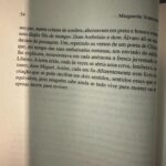 Inês Herédia Instagram - Uma semana meia tripolar em que percebi que se me vestir de época, os meus filhos levam-me mais a sério como se pode ver nas alíneas 1) e 2). Na alínea 3) não domino a língua mas domino a dor. Na alínea 4) a personagem chama-se Mónica e tem andado de mãos dadas comigo durante algumas noites. Na alínea 5) os tempos da @margarida_vila_nova_ no Matilha são tão bons que tive de gravar um bocadinho 🫠. Na alínea 6) acho que é fake news; na 7) aceito tranquilo este kit @dior; na 8) gostava que alguém me desse uma explicação lógica para Anna Soror ainda não ter sido adaptado para cinema; na 9) está tudo bem, era só mesmo para documentar como fico esquisita quando não durmo; e na 10) tenho muita sorte por fazer o que faço e poder de vez enquando apropriar-me de textos tão bonitos como o que tive de dizer ali, numa língua nova para mim 🤍