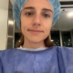 Inês Herédia Instagram - Uma semana meia tripolar em que percebi que se me vestir de época, os meus filhos levam-me mais a sério como se pode ver nas alíneas 1) e 2). Na alínea 3) não domino a língua mas domino a dor. Na alínea 4) a personagem chama-se Mónica e tem andado de mãos dadas comigo durante algumas noites. Na alínea 5) os tempos da @margarida_vila_nova_ no Matilha são tão bons que tive de gravar um bocadinho 🫠. Na alínea 6) acho que é fake news; na 7) aceito tranquilo este kit @dior; na 8) gostava que alguém me desse uma explicação lógica para Anna Soror ainda não ter sido adaptado para cinema; na 9) está tudo bem, era só mesmo para documentar como fico esquisita quando não durmo; e na 10) tenho muita sorte por fazer o que faço e poder de vez enquando apropriar-me de textos tão bonitos como o que tive de dizer ali, numa língua nova para mim 🤍