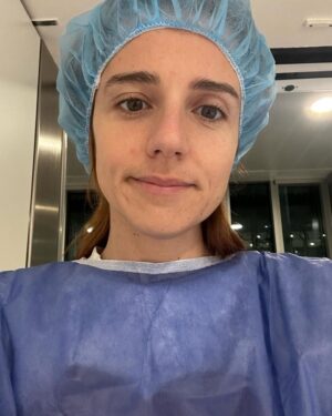 Inês Herédia Instagram - Uma semana meia tripolar em que percebi que se me vestir de época, os meus filhos levam-me mais a sério como se pode ver nas alíneas 1) e 2). Na alínea 3) não domino a língua mas domino a dor. Na alínea 4) a personagem chama-se Mónica e tem andado de mãos dadas comigo durante algumas noites. Na alínea 5) os tempos da @margarida_vila_nova_ no Matilha são tão bons que tive de gravar um bocadinho 🫠. Na alínea 6) acho que é fake news; na 7) aceito tranquilo este kit @dior; na 8) gostava que alguém me desse uma explicação lógica para Anna Soror ainda não ter sido adaptado para cinema; na 9) está tudo bem, era só mesmo para documentar como fico esquisita quando não durmo; e na 10) tenho muita sorte por fazer o que faço e poder de vez enquando apropriar-me de textos tão bonitos como o que tive de dizer ali, numa língua nova para mim 🤍