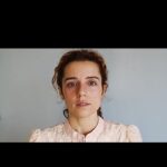 Inês Herédia Instagram - Uma semana meia tripolar em que percebi que se me vestir de época, os meus filhos levam-me mais a sério como se pode ver nas alíneas 1) e 2). Na alínea 3) não domino a língua mas domino a dor. Na alínea 4) a personagem chama-se Mónica e tem andado de mãos dadas comigo durante algumas noites. Na alínea 5) os tempos da @margarida_vila_nova_ no Matilha são tão bons que tive de gravar um bocadinho 🫠. Na alínea 6) acho que é fake news; na 7) aceito tranquilo este kit @dior; na 8) gostava que alguém me desse uma explicação lógica para Anna Soror ainda não ter sido adaptado para cinema; na 9) está tudo bem, era só mesmo para documentar como fico esquisita quando não durmo; e na 10) tenho muita sorte por fazer o que faço e poder de vez enquando apropriar-me de textos tão bonitos como o que tive de dizer ali, numa língua nova para mim 🤍