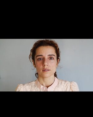 Inês Herédia Instagram - Uma semana meia tripolar em que percebi que se me vestir de época, os meus filhos levam-me mais a sério como se pode ver nas alíneas 1) e 2). Na alínea 3) não domino a língua mas domino a dor. Na alínea 4) a personagem chama-se Mónica e tem andado de mãos dadas comigo durante algumas noites. Na alínea 5) os tempos da @margarida_vila_nova_ no Matilha são tão bons que tive de gravar um bocadinho 🫠. Na alínea 6) acho que é fake news; na 7) aceito tranquilo este kit @dior; na 8) gostava que alguém me desse uma explicação lógica para Anna Soror ainda não ter sido adaptado para cinema; na 9) está tudo bem, era só mesmo para documentar como fico esquisita quando não durmo; e na 10) tenho muita sorte por fazer o que faço e poder de vez enquando apropriar-me de textos tão bonitos como o que tive de dizer ali, numa língua nova para mim 🤍