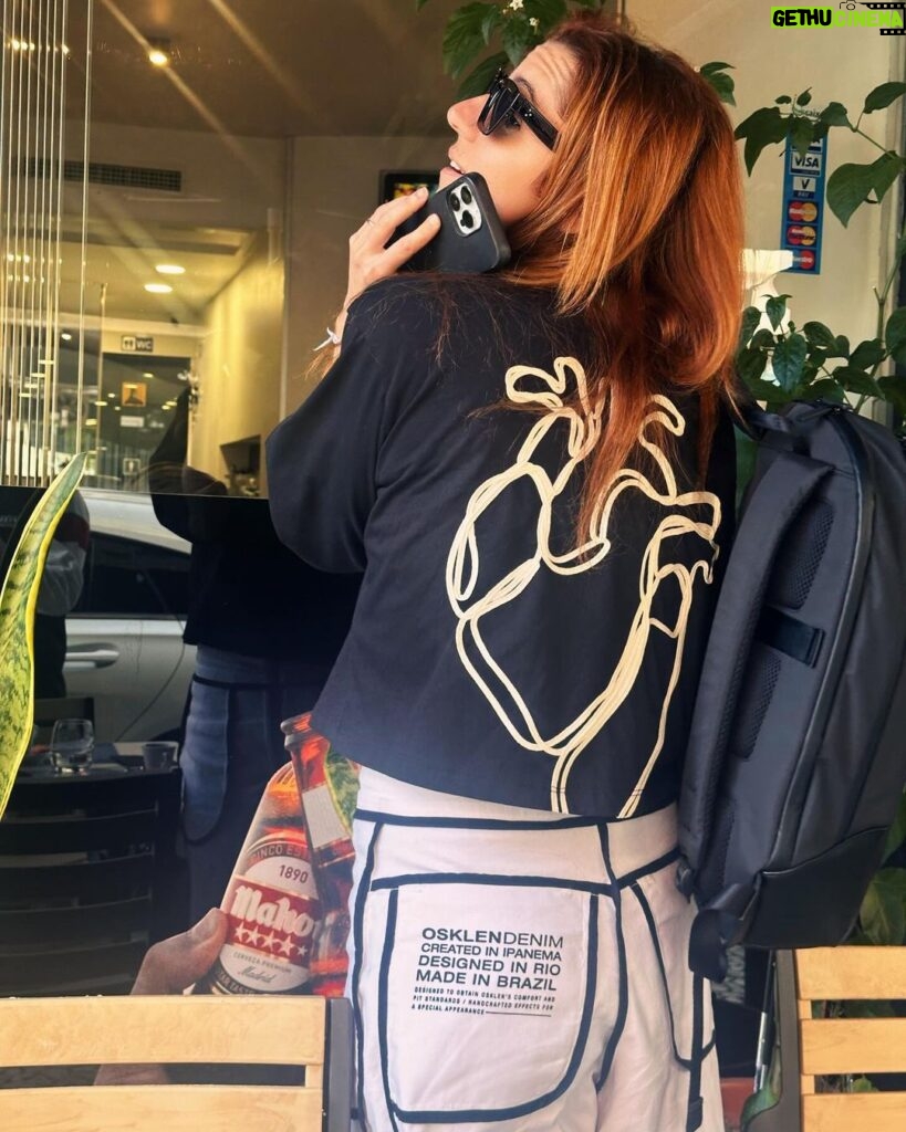 Inês Herédia Instagram - Só para dizer que está a valer andar de T-shirt 🫀