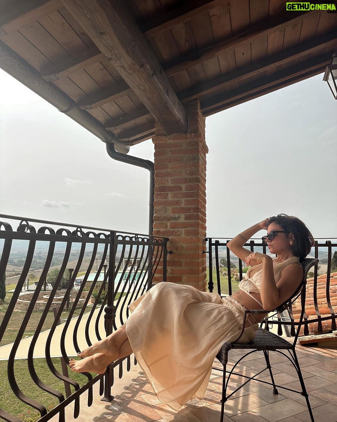 Inanna Sarkis Instagram - Buongiorno 🇮🇹 only Italian comments allowed… Tuscany, Italy
