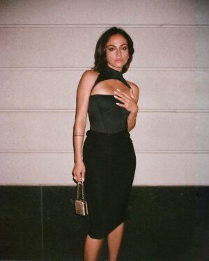 Inanna Sarkis Instagram - Watched my man make out with JLaw on the big screen! It was hottttt 🥵

styling @yaelquint wearing @tiffanyandco @versace @elliemisner @judithleiberny @rogervivier 

glam @misha212 
hair @davidvoncannon 
nails @nailsbyzola 
film @luke_simone