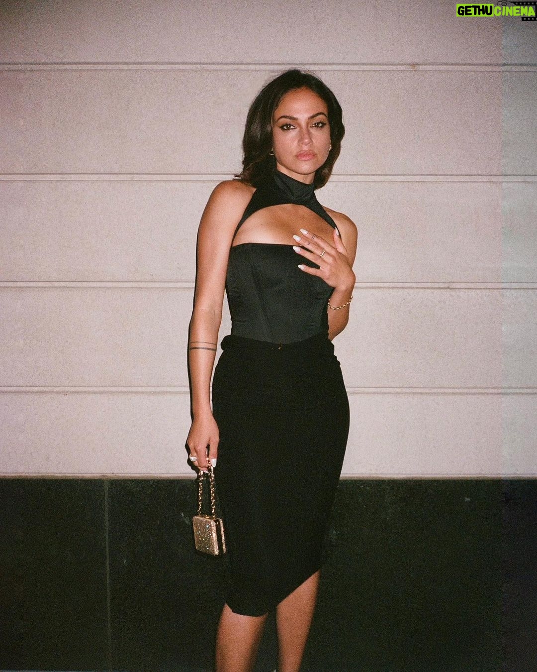 Inanna Sarkis - 249.5K Likes - Watched my man make out with JLaw on the big screen! It was hottttt 🥵
styling @yaelquint wearing @tiffanyandco @versace @elliemisner @judithleiberny @rogervivier
glam @misha212
hair @davidvoncannon
nails @nailsbyzola
film @luke_simone