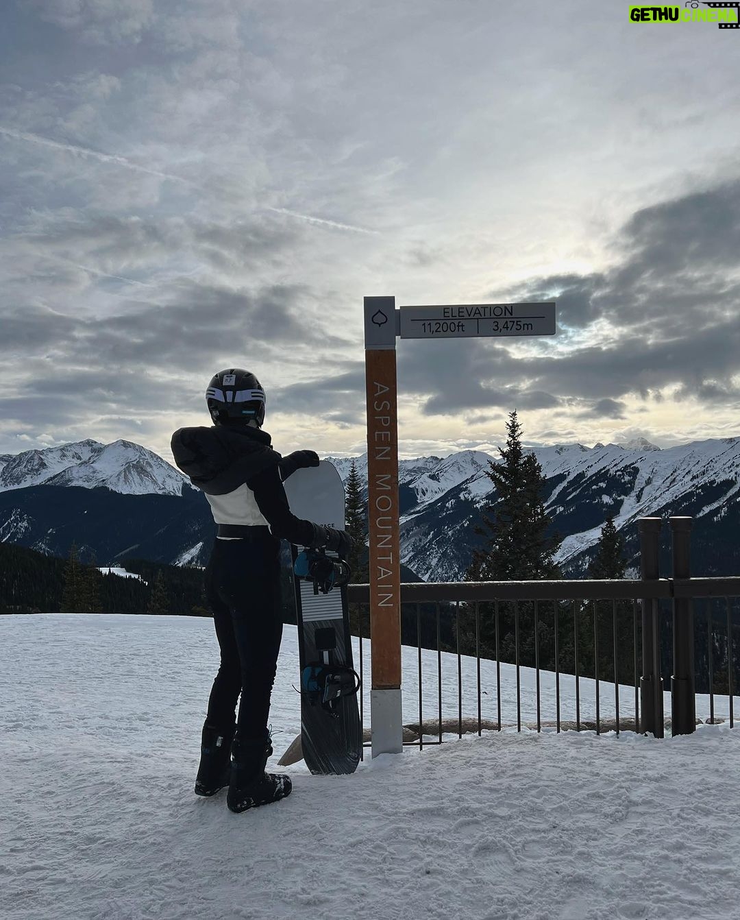 Inanna Sarkis Instagram - First time in Aspen & first time boarding! Now I’m addicted thanks to @whitespace_____ Aspen, Colorado