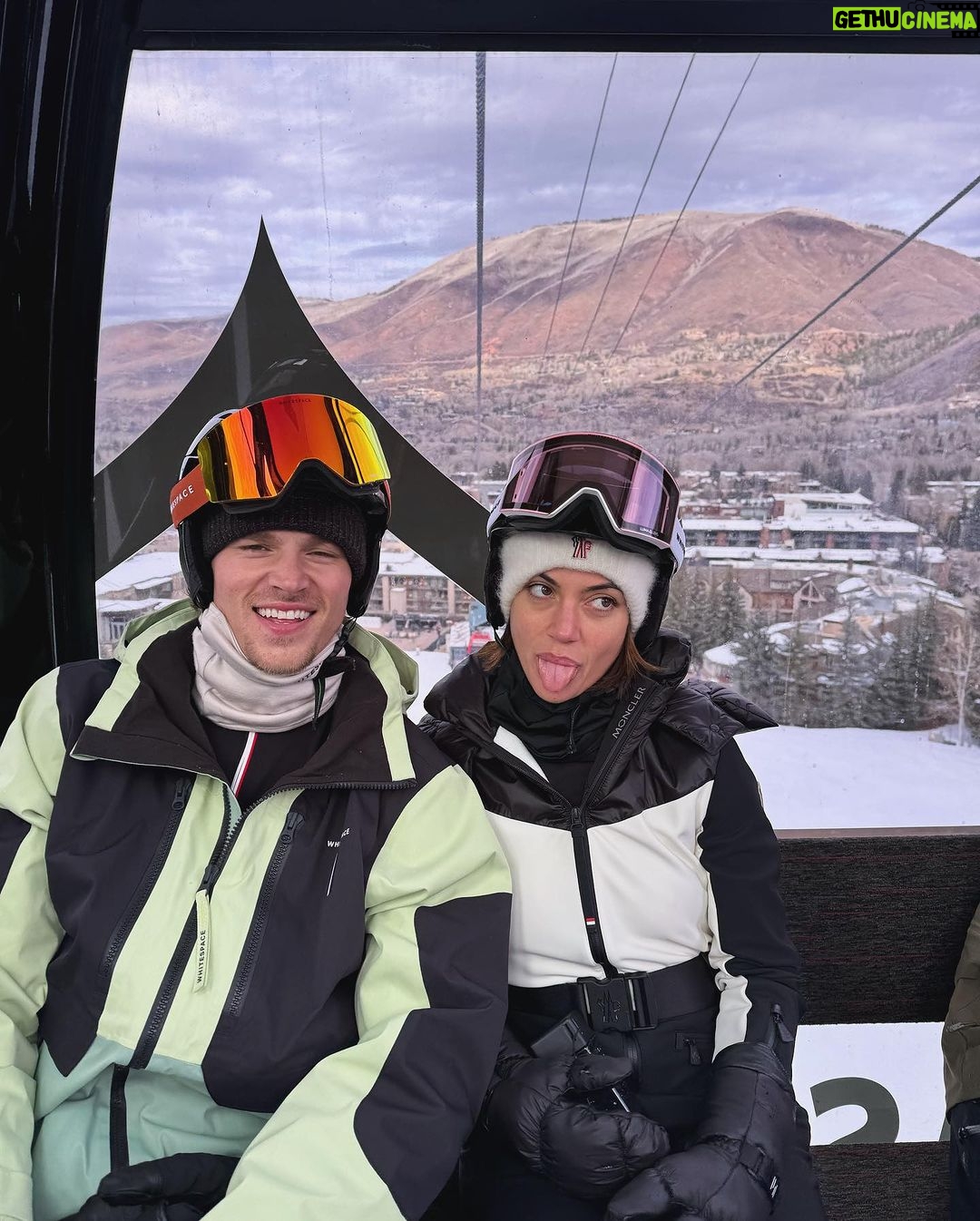 Inanna Sarkis Instagram - First time in Aspen & first time boarding! Now I’m addicted thanks to @whitespace_____ Aspen, Colorado