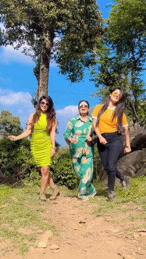 Inchara Joshi Instagram - Odiyamma heat in Wayanad!! Didn’t expect so much of heat here!! 🥵

Lovely song from @hinanna_movie 

#odiyamma #trendingreels #dancereels #viralreels #reelsinstagram #family #wayanadvacation #vacation #lastvacationof2023