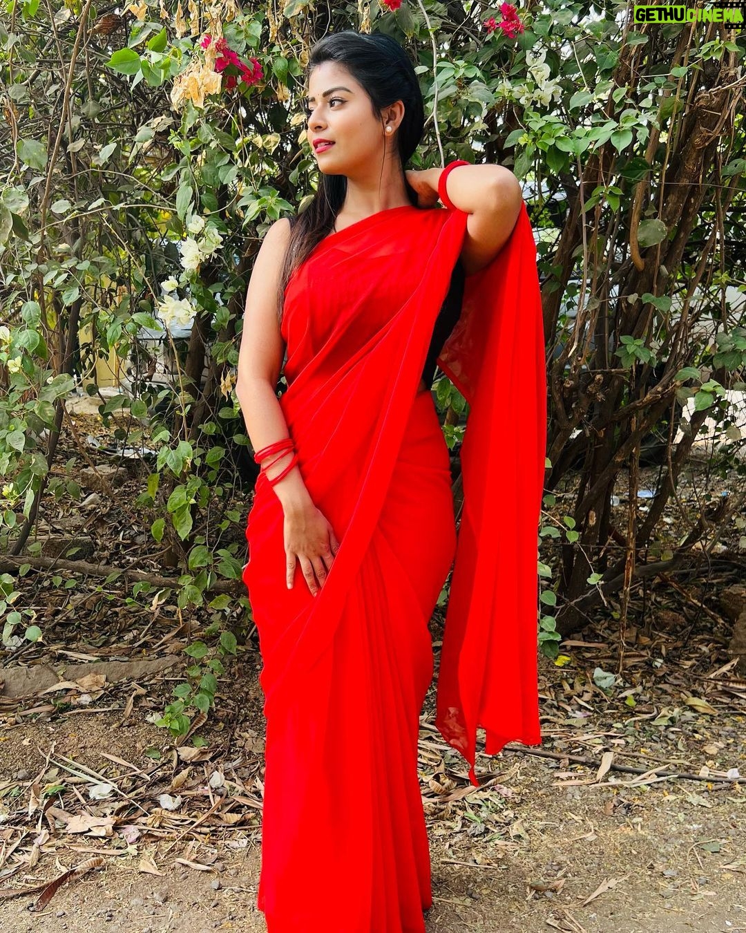 Inchara Joshi Instagram - 🧿❤️Saree means simplicity and sophistication❤️🧿 #inchara #inchu #viral #trending #cute #trending #trendingreels #katheyondushuruvagide #starsuvarna #herione call#instagram #instagood #reelsinstagram #saree #redsaree Aziz Nagar