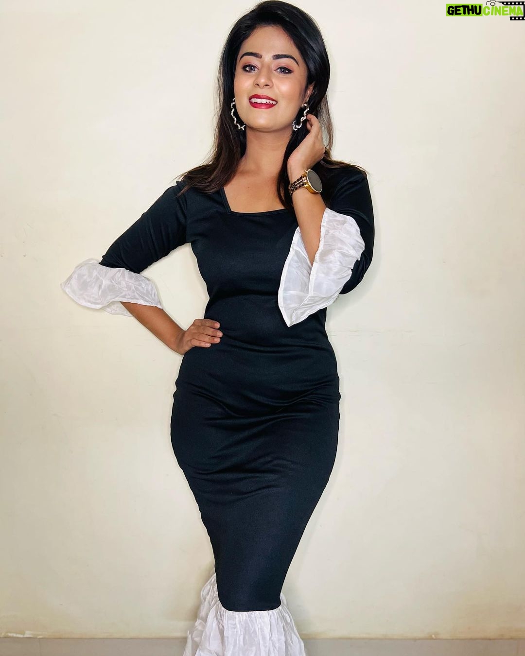 Inchara Joshi Instagram - 🧿🖤”Black is always my happy Colour”🧿🖤 Cc: @rahulaa_gowda ❤️ #inchu #inchara #incharajoshi #viral #trending #blackdress #herione #actress #actor #blackcolor #katheyondushuruvagide #sahana #telugu #tamil #kannadaserial Bangalore, India