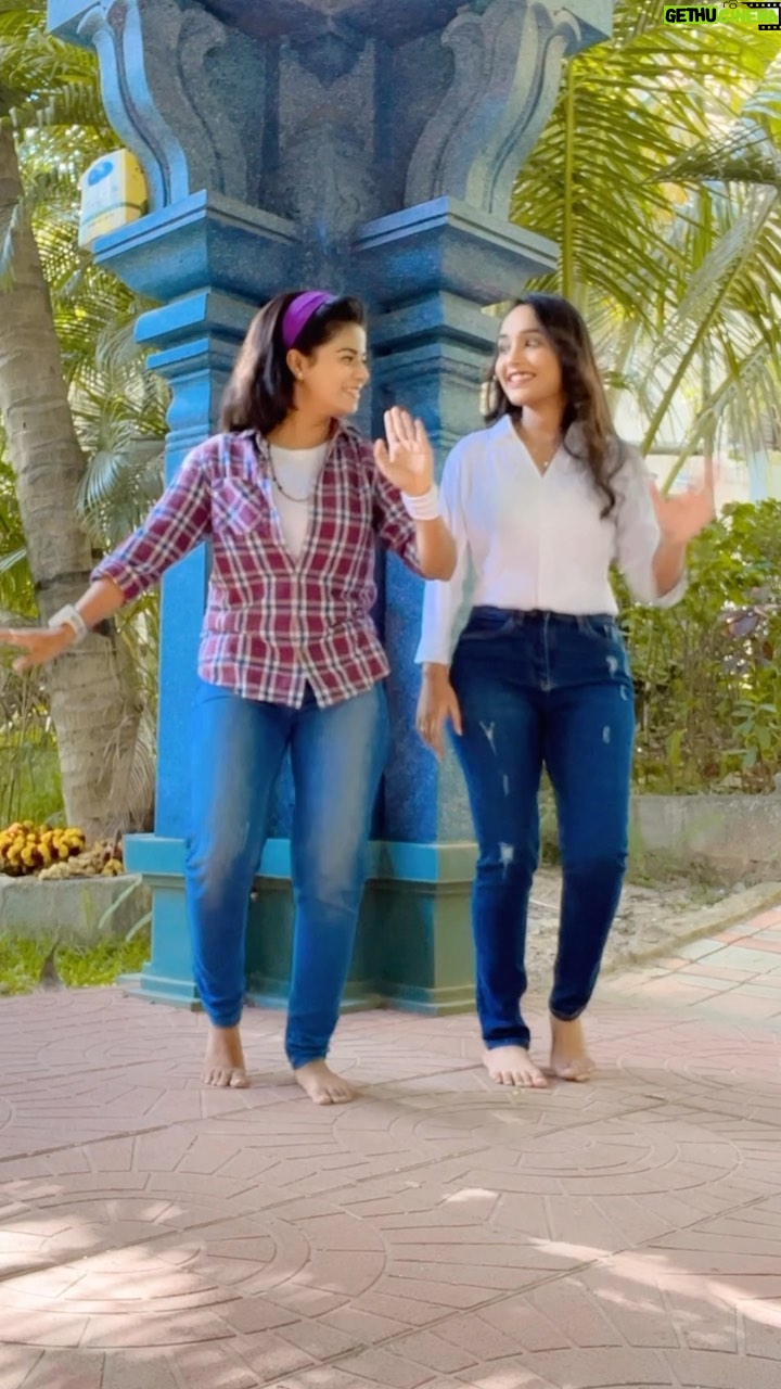 Inchara Joshi Instagram - Haule haule🧿❤️ @monicaa77_ 😘💕 #incharajoshi #inchu #inchara #monica #dance #haulehaule #sharukhkhan #anushkasharma #rabnebanadijodi #funnyreels #instagram #instagood #instalike #reelsinstagram #friendship #katheyondushuruvagide #jhansi #sahana #heriones #cutegirls😘 Bangalore, India