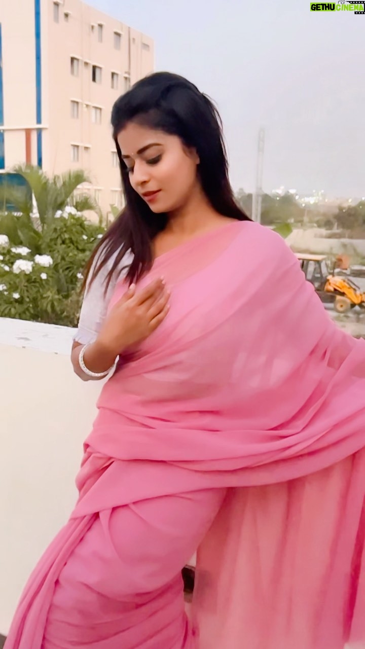 Inchara Joshi Instagram - Kya yeh mera pehla pehla pyaar hai ❤️🧿 In between Mattigajlu shoot #incharajoshi #inchu #trendingreels #inchara #viral #qala #ghodeypesawaar #baggagelost #actress #actor #actorslife #saree #india #katheyondushuruvagide ##shahana #mattigajulu #radhika #cute #sareestyle #retrosong #surajhuamaddham #kajol #shahrukhkhan #kabhikushikabhigham #cute #viral