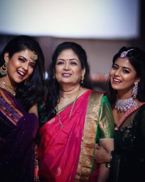 Inchara Joshi Instagram - A very Happy New Year from my family to yours 🌟❤️ let there be light, prosperity and happiness in everybody’s life and have the resolution of being the better version of ourselves this year 🤞🏻 

MUA @makeoverbydhuhikshaharale ❤️

Hair by @nutella_k_i_s_s_e_s_ 😘

Outfits designed by @hello_sunshine_designer_studio 🥰

Jewellery by @sindhoorafashionjewellery ✨

Photography by @chirayuphotography 

#newyear2023 #family #actorsisters #mansijoshi #mansi #incharajoshi #inchara