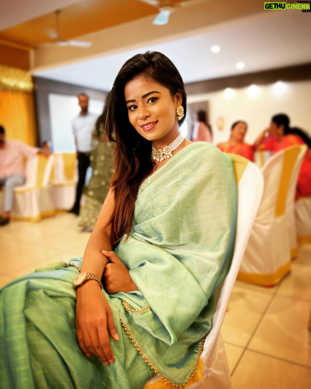 Inchara Joshi Instagram - 💚‘Nothing feels as comfortable as saree ‘💚 Candid❤️🧿 Pc: @raksha_lokesh_ 😘 #incredibleindia #incharajoshi #candid #cute #saree #herione #actress #nayansari #sareelove #greensaree #mattigajulu #trending #marriagegoals #married #actor #acting #cutest #trendingreels #picture Bangalore, India