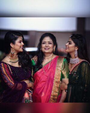 Inchara Joshi Instagram - A very Happy New Year from my family to yours 🌟❤️ let there be light, prosperity and happiness in everybody’s life and have the resolution of being the better version of ourselves this year 🤞🏻 

MUA @makeoverbydhuhikshaharale ❤️

Hair by @nutella_k_i_s_s_e_s_ 😘

Outfits designed by @hello_sunshine_designer_studio 🥰

Jewellery by @sindhoorafashionjewellery ✨

Photography by @chirayuphotography 

#newyear2023 #family #actorsisters #mansijoshi #mansi #incharajoshi #inchara