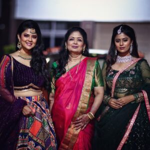 Inchara Joshi Instagram - A very Happy New Year from my family to yours 🌟❤️ let there be light, prosperity and happiness in everybody’s life and have the resolution of being the better version of ourselves this year 🤞🏻 

MUA @makeoverbydhuhikshaharale ❤️

Hair by @nutella_k_i_s_s_e_s_ 😘

Outfits designed by @hello_sunshine_designer_studio 🥰

Jewellery by @sindhoorafashionjewellery ✨

Photography by @chirayuphotography 

#newyear2023 #family #actorsisters #mansijoshi #mansi #incharajoshi #inchara