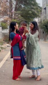 Inchara Joshi Instagram - Gulaabi Sharara ❤️😍 this Pahadi song 🌹 Don’t miss the end 🥰 Video credits to our dearest Amma @jyothijoshi2 😘 #sisterlove #gulaabisharara #pahadisong #instareels #trendingreels #viral