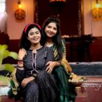 Inchara Joshi Instagram - Pandit sisters In reel and real life too❤️🧿 @iamsoumyabhat #inchu #incharajoshi #viral #trending #soumyabhat #katheyondushuruvagide #starsuvarna #actors #heriones #sisters #instagram #cutest #sahana #varnika #instagood Bangalore, India