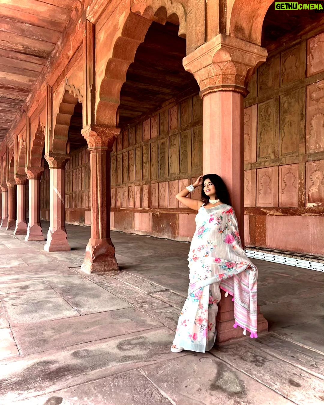 Inchara Joshi Instagram - 🤍🧿"No wonder TAJ MAHAL is a wonder "🧿🤍 Waah TAJ Beautiful saree🤍❤️ :@_vastramcollections_ #sareecollection #actor #incharajoshi #inchu #inchara #vacation #Sahana #tajmahalpalace #agra #new Delhi #capital #viral #trending #whitesaree #actress #kannadaserial Taj Mahal - Wonder of the world