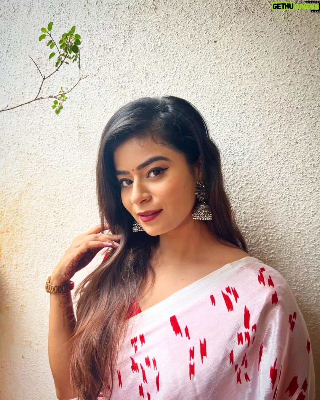 Inchara Joshi Instagram - 🧿❤️Saree has the potential to wake up the diva in every woman🧿❤️ #saree #incharajoshi #inchu #inchara #viral #trending #sareepic #actor #cute #redsaree #kannadaserial #kannadathi #serialactress ##sareelover #sandalwood