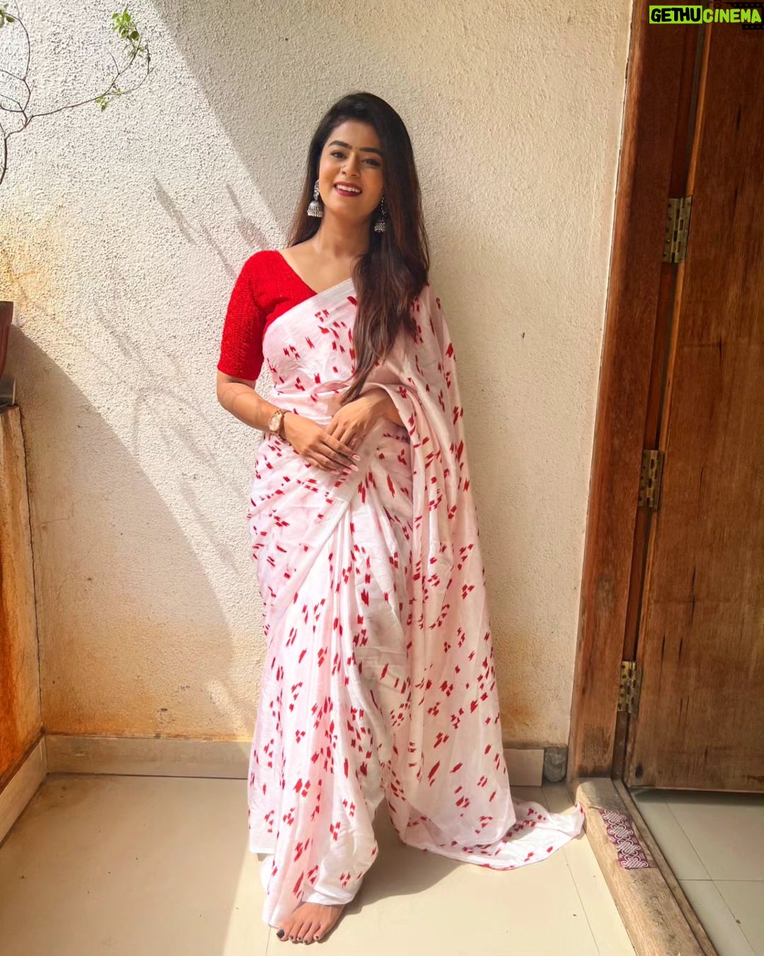 Inchara Joshi Instagram - 🧿❤️Saree has the potential to wake up the diva in every woman🧿❤️ #saree #incharajoshi #inchu #inchara #viral #trending #sareepic #actor #cute #redsaree #kannadaserial #kannadathi #serialactress ##sareelover #sandalwood