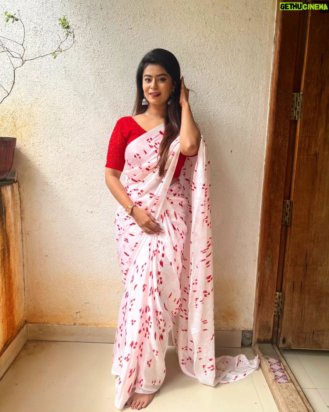 Inchara Joshi Instagram - 🧿❤️Saree has the potential to wake up the diva in every woman🧿❤️ #saree #incharajoshi #inchu #inchara #viral #trending #sareepic #actor #cute #redsaree #kannadaserial #kannadathi #serialactress ##sareelover #sandalwood