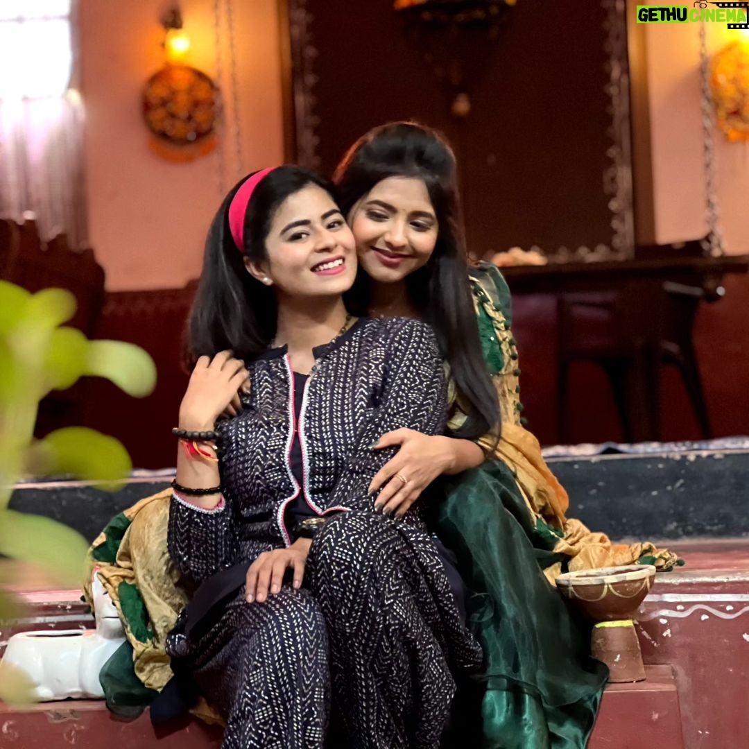 Inchara Joshi Instagram - Pandit sisters In reel and real life too❤️🧿 @iamsoumyabhat #inchu #incharajoshi #viral #trending #soumyabhat #katheyondushuruvagide #starsuvarna #actors #heriones #sisters #instagram #cutest #sahana #varnika #instagood Bangalore, India