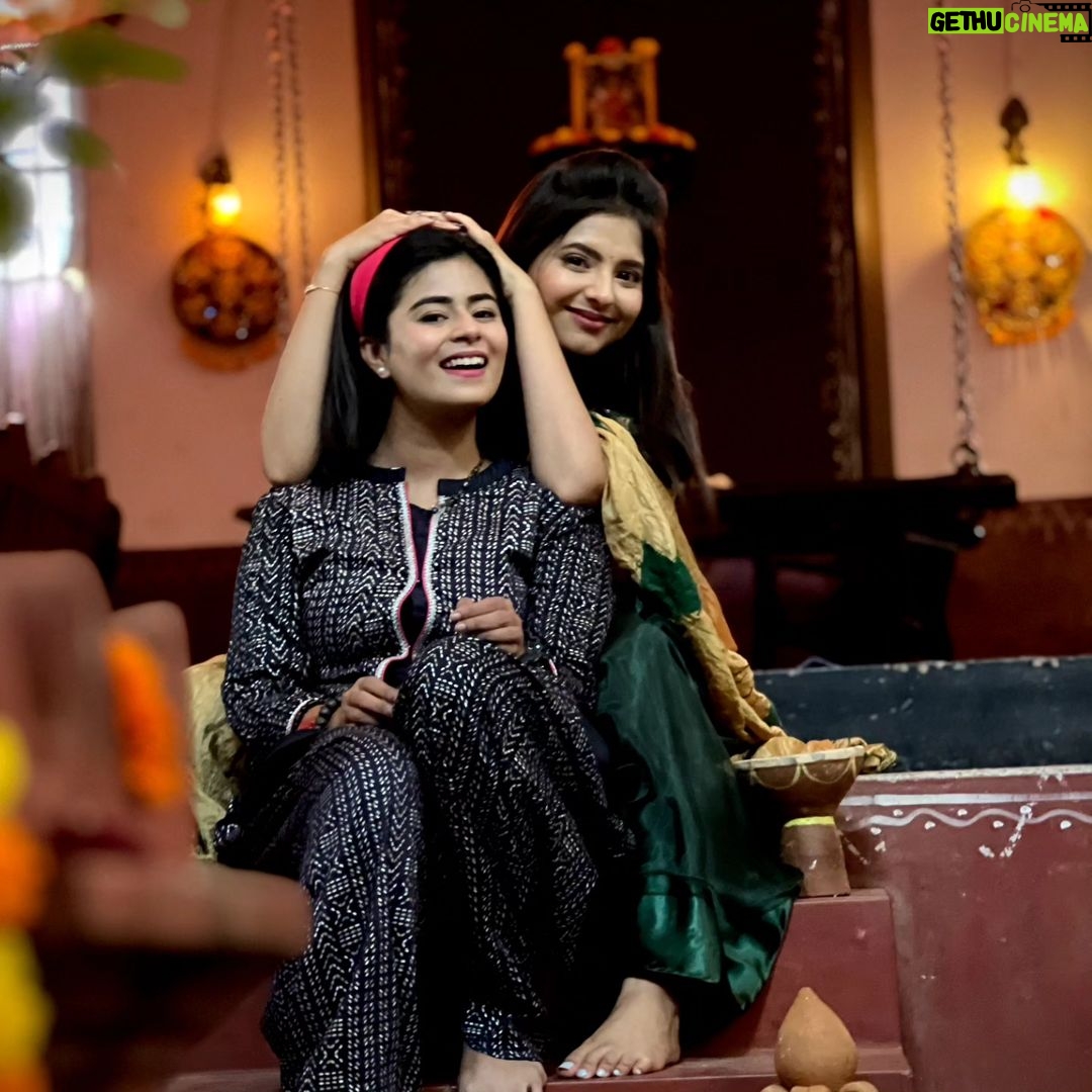 Inchara Joshi Instagram - Pandit sisters In reel and real life too❤️🧿 @iamsoumyabhat #inchu #incharajoshi #viral #trending #soumyabhat #katheyondushuruvagide #starsuvarna #actors #heriones #sisters #instagram #cutest #sahana #varnika #instagood Bangalore, India