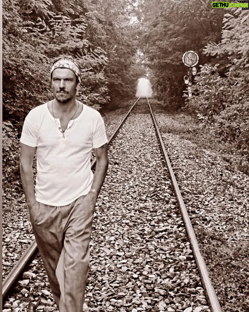 Ioannis Papazisis Instagram - Σε 2 ράγες βρεθήκαμε σε 2 θα συνεχίσουμε να περπατάμε...μέχρι τελευταίο γραμμάριο καψουρας...