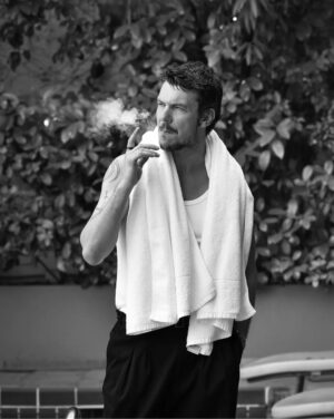 Ioannis Papazisis Instagram - Το να συμβιβάζεσαι με τη μετριότητα είναι εθιστικο.μα συνάμα άκρως αυτοκαταστροφικο.
Foto: @olympiakrasagaki .στο @okmag.gr τα είπαμε για τα ΨΕΜΑΤΑ και για τον ΠΡΟΜΗΘΕΑ ΔΕΣΜΩΤΗ.σας ευχαριστώ. ❤🎭