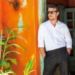Ioannis Papazisis Instagram - Όσο καιρό αισθάνεσαι τα αστέρια σαν να είναι κάτι πάνω από σένα σου λείπει το μάτι του ανθρώπου της γνώσης..........αν δεν πας στην κουβα βρες τουλάχιστον την πόρτα...