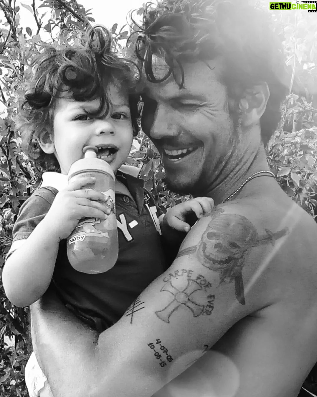 Ioannis Papazisis - 6.7K Likes - Παντα θα υπάρχει ένας λόγος για να φτάσεις στο φεγγάρι..