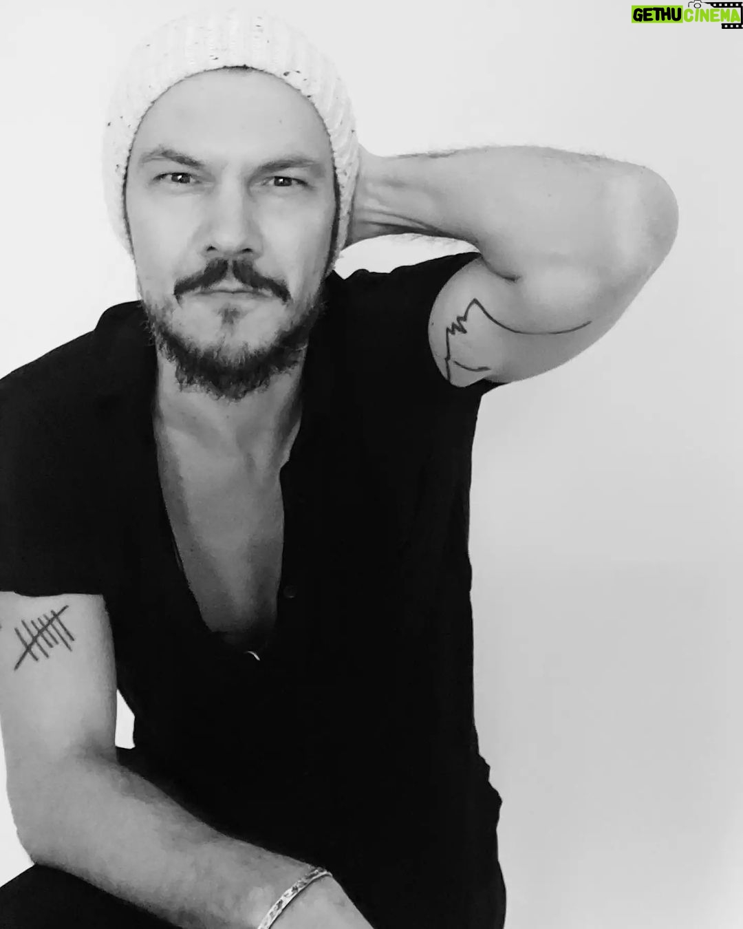 Ioannis Papazisis Instagram - Τιποτα πλέον δεν είναι υπαρκτό αν δεν το μαθουν ολοι.......και αν δεν το κρίνουν όλοι....και αν δεν παρουν θεση όλοι......το Τρούμαν σόου είναι εδώ για όλους μας..Καλημέρα καλησπέρα και καλή μας νυχτα..... καλές μας γιορτες.