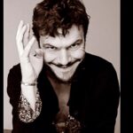 Ioannis Papazisis Instagram - Το να υποδυθεις η να φανταστείς η να κατασκευάσεις έναν χαρακτήρα είναι σαν να προσπαθείς να ανάψεις τσιγάρο κάτω από μια ντουζιερα που τρέχει...εχει τον ίδιο κόπο,τρόπο την ίδια ανοησία και την ίδια ικανοποίηση....🎭