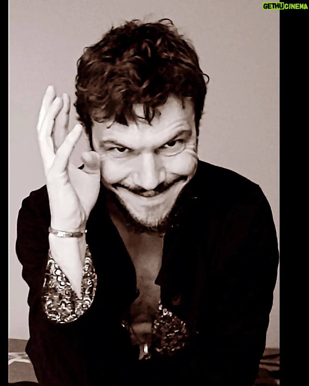 Ioannis Papazisis Instagram - Το να υποδυθεις η να φανταστείς η να κατασκευάσεις έναν χαρακτήρα είναι σαν να προσπαθείς να ανάψεις τσιγάρο κάτω από μια ντουζιερα που τρέχει...εχει τον ίδιο κόπο,τρόπο την ίδια ανοησία και την ίδια ικανοποίηση....🎭