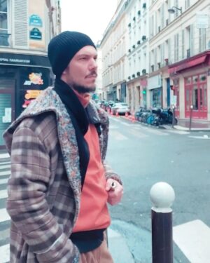 Ioannis Papazisis Instagram - Η ώρα που σταματάς να κουβαλάς το σώμα σου απο εδώ και από εκει.....Σκαψε μέσα σου....κατι θα βρεις.🤘