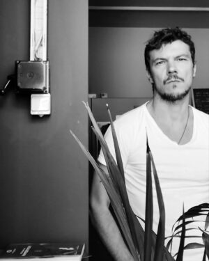Ioannis Papazisis Instagram - Ένας κόσμος γεμάτος από υποκρισία...ένα αύριο γεμάτο εγώ.....
