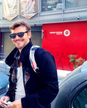 Ioannis Papazisis Instagram - Αυτός που δεν μπορεί να δει τον εαυτό του στον καθρέφτη δεν μπορεί να αντικρύσει την ΑΛΗΘΕΙΑ.......μερικές φορές η λέξη ΑΗΔΙΑ είναι ακόμα και αυτή η λέξη λίγη.............Η νύχτα της ινγκουανα. 20 /10.Θέατρο πορεία.
