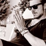 Ioannis Papazisis Instagram - Είναι αυτές οι στιγμές που όλα είναι τόσο ξεκάθαρα και εσυ απλά περιμένεις με ένα μικρό κλειδί στην τσέπη και ένα μικρό χαμόγελο στο βάθος της καρδιάς σου.τοσο απλά όλα..