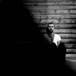 Ioannis Papazisis Instagram - Αυτή η μοναξιά......αυτή η συνάντηση με τον εαυτό σου λίγο πριν βγεις στην σκηνή είναι για μένα ότι πιο σημαντικό υπάρχει στη τέχνη του θεάτρου......σκέψου πόσες μοναξιες συναντούν η μία την άλλη πάνω στην σκηνή....🤟