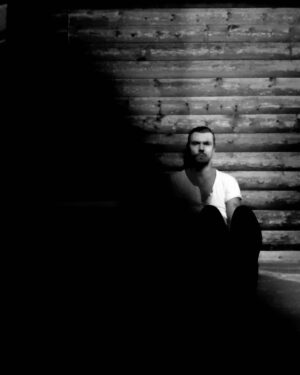 Ioannis Papazisis Instagram - Αυτή η μοναξιά......αυτή η συνάντηση με τον εαυτό σου λίγο πριν βγεις στην σκηνή είναι για μένα ότι πιο σημαντικό υπάρχει στη τέχνη του θεάτρου......σκέψου πόσες μοναξιες συναντούν η μία την άλλη πάνω στην σκηνή....🤟