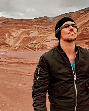 Ioannis Papazisis Instagram - Έρχεται κάποτε η στιγμή που τα πόδια συνυπάρχουν με το κεφάλι και τα μάτια με τον ουρανό.....easy rider.......🌈