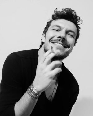 Ioannis Papazisis Instagram - Μέτρια....ολα  μέτρια....🤘